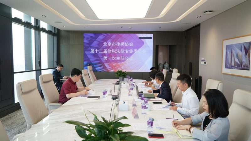 为避免上述陷阱，企业在签订代理记账合同时，应注意以下几点：